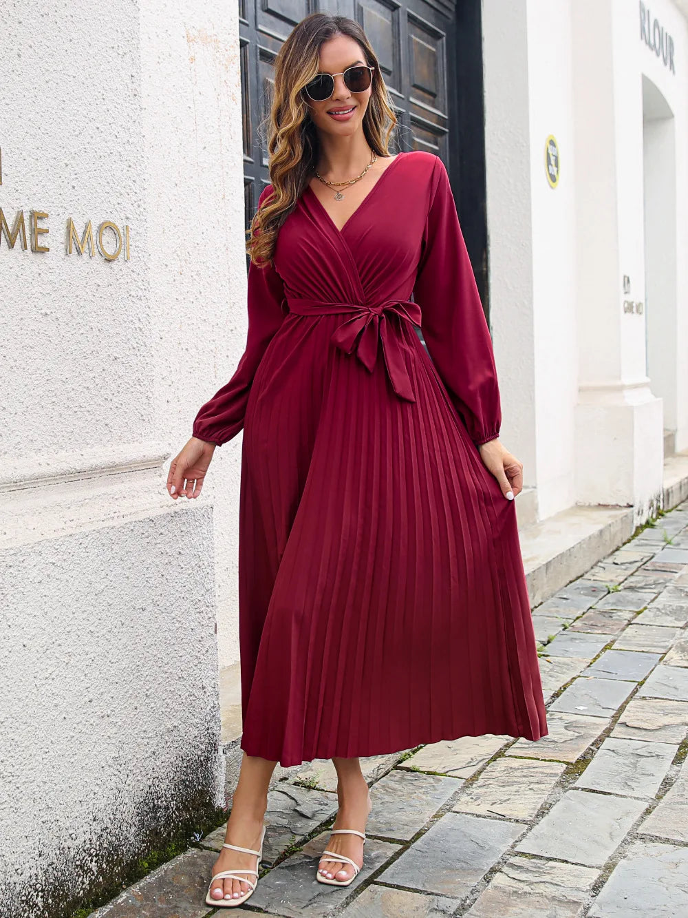 Elegant midikjole til fest med V-hals