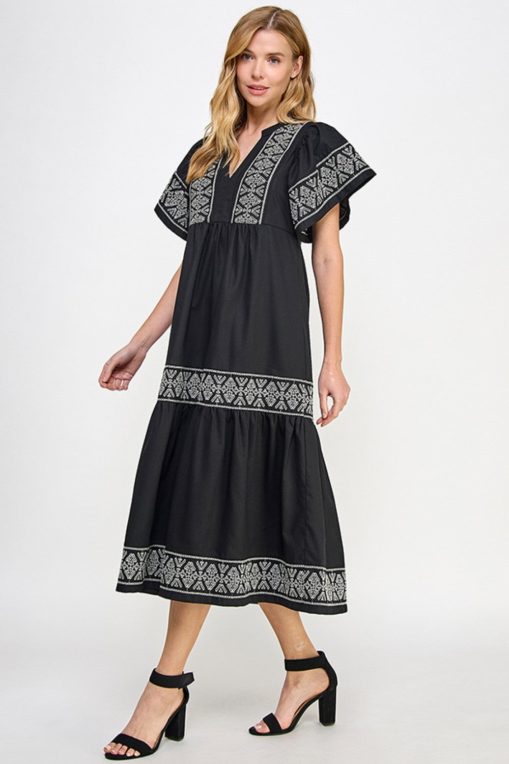 Elegant svart linkjole med broderier