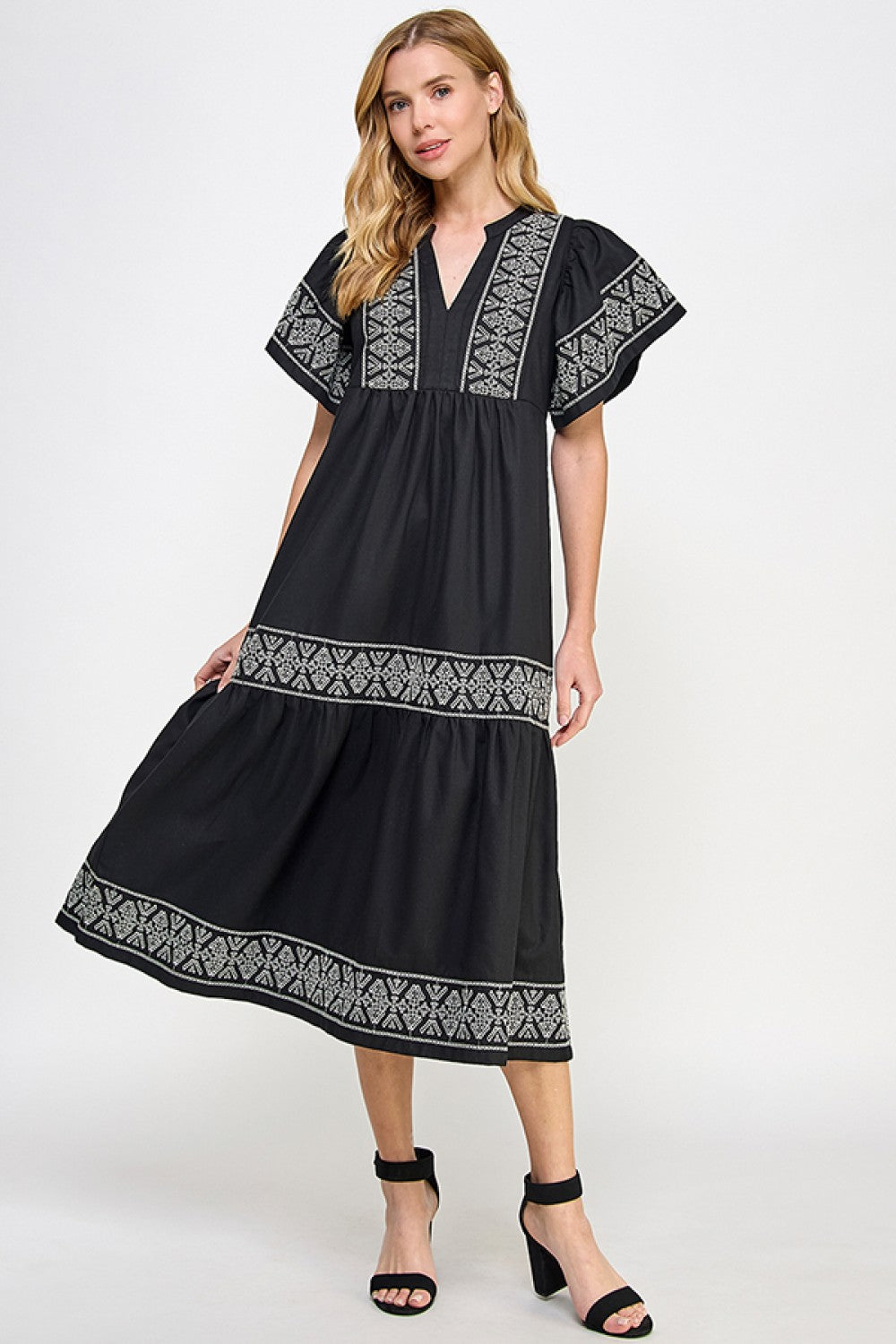 Elegant svart linkjole med broderier