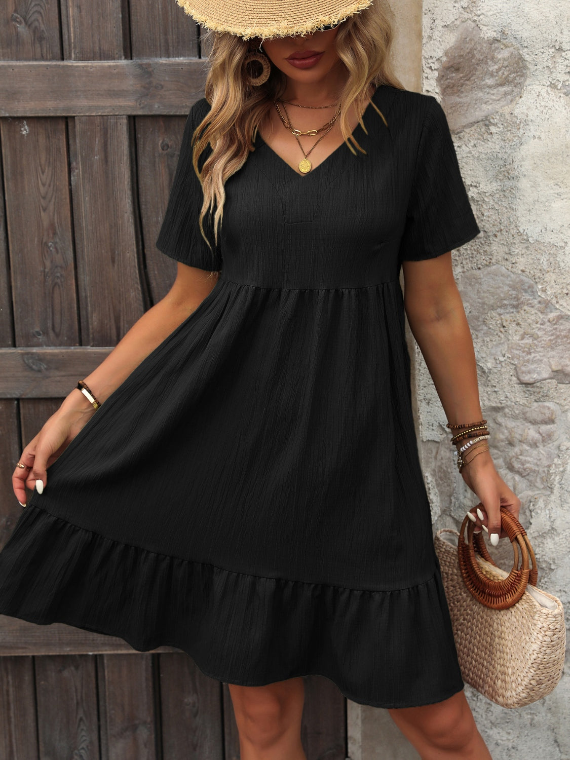 Elegant sommerminikjole med V-hals