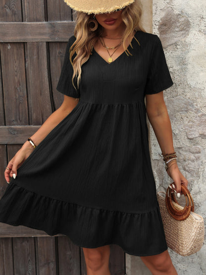 Elegant sommerminikjole med V-hals