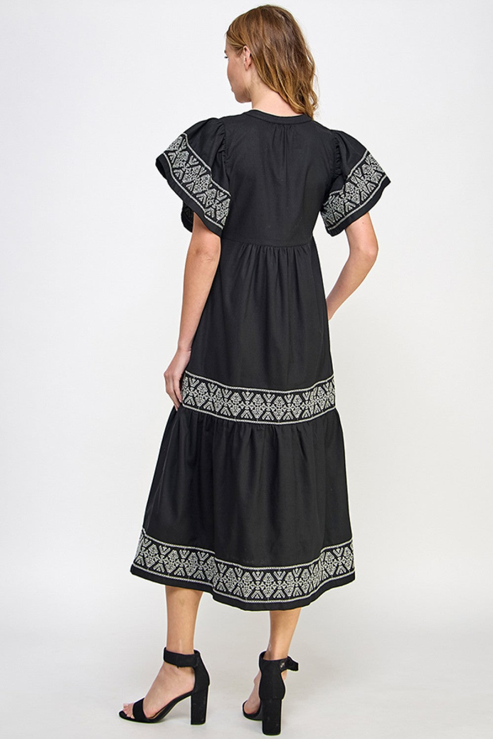 Elegant svart linkjole med broderier