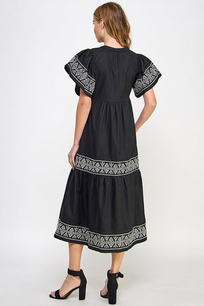 Elegant svart linkjole med broderier